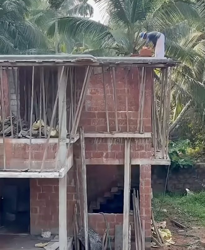 Exterior walls and columns under construction in Reis Magos